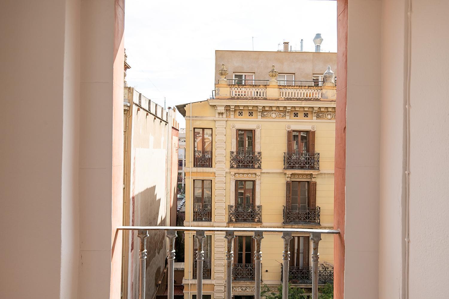 Beautiful Apartment With Terrace In Barcelona — Photos 2